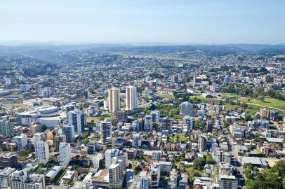 Vista aérea de Caxias do Sul em 2014, com destaque para o 3º Grupo de Artilharia Antiaérea (quartel), Igreja dos Capuchinhos e parte do bairro Rio Branco.