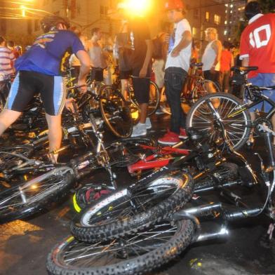  Ciclistas atropelados na esquina das ruas José do Patrocínio e Luiz Afonso, no bairro Cidade Baixa.