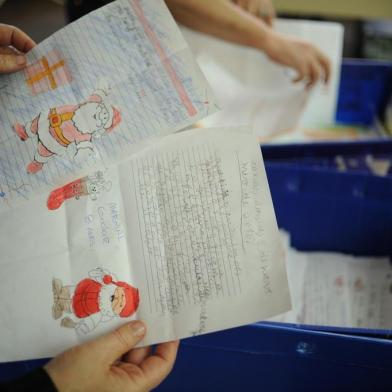  CAXIAS DO SUL, RS, BRASIL, 23/11/2016. As cartas de Natal com o pedido de crianças da cidade já estão à disposição para a retirada de doadores na agência central dos Correios, em Caxias. Os pedidos estão divididos em quatro categorias: brinquedos; roupas e calçados; materiais escolares; e bicicletas. (Diogo Sallaberry/Agência RBS)