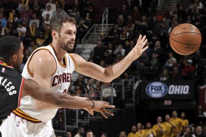 Portland Trail Blazers v Cleveland CavaliersCLEVELAND, OH - NOVEMBER 23: Kevin Love #0 of the Cleveland Cavaliers passes the ball against the Portland Trail Blazers on November 23, 2016 at The Quicken Loans Arena in Cleveland, Ohio. NOTE TO USER: User expressly acknowledges and agrees that, by downloading and/or using this Photograph, user is consenting to the terms and conditions of the Getty Images License Agreement. Mandatory Copyright Notice: Copyright 2015 NBAE   David Liam Kyle/NBAE via Getty Images/AFPEditoria: SPOLocal: ClevelandIndexador: David Liam KyleSecao: BasketballFonte: NBAE / Getty ImagesFotógrafo: Contributor