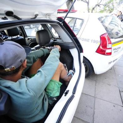  

PORTO ALEGRE, RS, BRASIL - 24-11-2016 - Dezesseis PMs têm de abandonar policiamento para realizar custódia de presos em Porto Alegre. Policiais monitoram ao menos 10 presos detidos em nove viaturas da Brigada Militar (BM) na manhã desta quinta-feira. (FOTO: RONALDO BERNARDI/AGÊNCIA RBS)