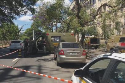 Avenida é bloqueada para manter viaturas que fazem custodia de presos