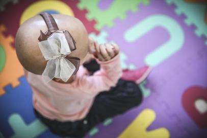  FLORIANÓPOLIS, SC, BRASIL, 24/11/2016 - NÓS - Rede de assistência no combate ao câncer infantil em Santa Catarina - Casa Vovó Gertrudes anexo ao Hospital Infantil Joana de GusmãoFoto: Maria Valentina, 4 anos, com a mãe Márcia Andreia Begnini