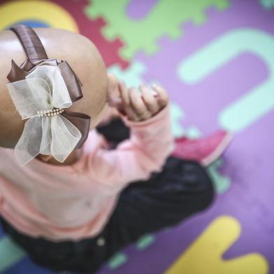  FLORIANÓPOLIS, SC, BRASIL, 24/11/2016 - NÓS - Rede de assistência no combate ao câncer infantil em Santa Catarina - Casa Vovó Gertrudes anexo ao Hospital Infantil Joana de GusmãoFoto: Maria Valentina, 4 anos, com a mãe Márcia Andreia Begnini