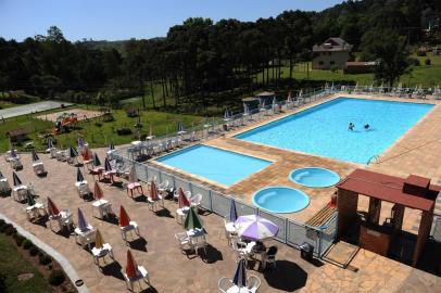  CAXIAS DO SUL, RS, BRASIL, 25/11/2016. Verão em Caxias do Sul oferece alternativa para quem fica na cidade. Piscinas dos sindicatos é alternativa. Na foto, sede do Sindicato dos Trabalhadores do Comércio de Caxias do Sul (Sindicomerciários). (Porthus Junior/Pioneiro)