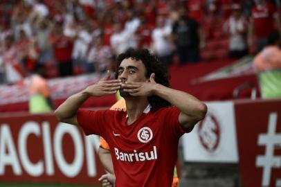  PORTO ALEGRE, RS, BRASIL - Valdívia, do Inter, comemora seu gol contra o Cruzeiro pelo campeonato brasileiro série A.