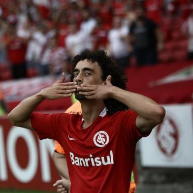  PORTO ALEGRE, RS, BRASIL - Valdívia, do Inter, comemora seu gol contra o Cruzeiro pelo campeonato brasileiro série A.