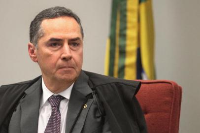 Em meio à discussão do processo de impeachment, o ministro Luís Roberto Barroso, do Supremo Tribunal Federal (STF) disse que o País enfrenta um problema de "falta de alternativa" e comentou em tom crítico a possibilidade de o PMDB assumir o poder. "Quando, anteontem, o jornal exibia que o PMDB desembarcou do governo e mostrava as pessoas que erguiam as mãos, eu olhei e pensei: Meu Deus do céu! Essa é a nossa alternativa de poder. 