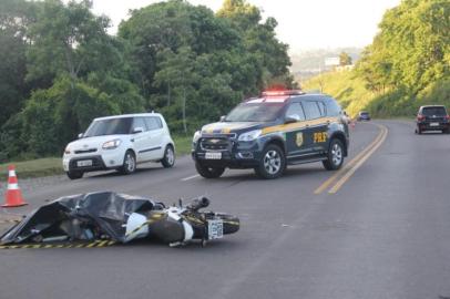 Um homem cuja identidade ainda não foi confirmada morreu após a colisão de uma motocicleta com um caminhão na BR-470, em Garibaldi, no final da tarde desta quarta-feira. O acidente ocorreu no quilômetro 224, imediações do acesso à Vinícola Chandon. A Polícia Rodoviária Federal (PRF) de Bento Gonçalves atende a ocorrência.