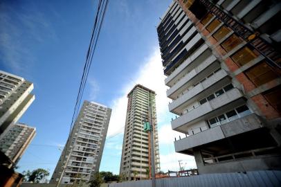  CAXIAS DO SUL, RS, BRASIL, 01/12/2016. Prédios em construção nos bairros Universitário e Madureira. Fotos ilustrativas do setor de construção civil para matéria do Feirão de Imóveis. (Diogo Sallaberry/Agência RBS)