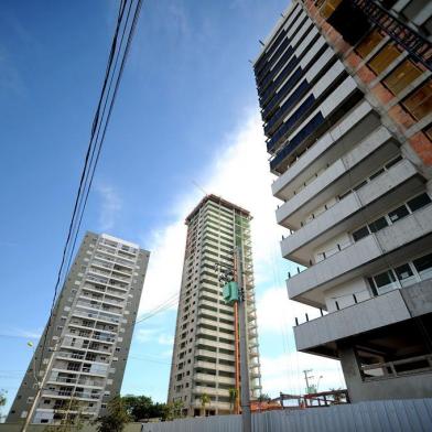  CAXIAS DO SUL, RS, BRASIL, 01/12/2016. Prédios em construção nos bairros Universitário e Madureira. Fotos ilustrativas do setor de construção civil para matéria do Feirão de Imóveis. (Diogo Sallaberry/Agência RBS)