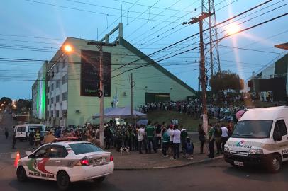 Rdgol - fila em frente à Arena Condá