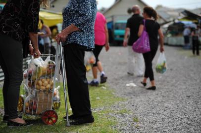  

CAXIAS DO SUL, RS, BRASIL 06/12/2016
Feirantes e consumidores mostraram indignação com a mudança repentina da Feira do Agricultor nesta terça-feira, em Caxias do Sul. Devido à ocupação da Praça das Feiras por um evento de venda de imóveis, a feira precisou ser realizada no terreno nos fundos do prédio da Secretaria da Cultura, na Estação Férrea. (Felipe Nyland/Agência RBS)