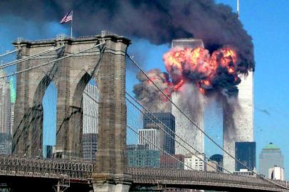 World Trade Center, aviões sequestrados por membros da Al-Qaeda foram jogodos contra as torres gêmeas.A September 11, 2001 file photo shows both towers of the World Trade CenterA September 11, 2001 file photo shows both towers of New Yorks World Trade Center after being hit by a hijacked commercial aircraft. New York City plans to mark the third anniversary of the attacks on the trade center with an observance at the site on September 11 with parents and grandparents of victims reading their names.        REUTERS/Sara K. Schwittek Fonte: REUTERS Fotógrafo: STRINGER/USA