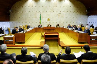  BrasÃ­lia - O Supremo Tribunal Federal realiza sessÃ£o plenÃ¡ria, para julgar a liminar concedida pelo ministro Marco AurÃ©lio Mello, que afastou do cargo o presidente do Senado, Renan CalheirosLocal: BrasÃ­liaIndexador: Marcos OliveiraFonte: AgÃªncia SenadoFotógrafo: mo