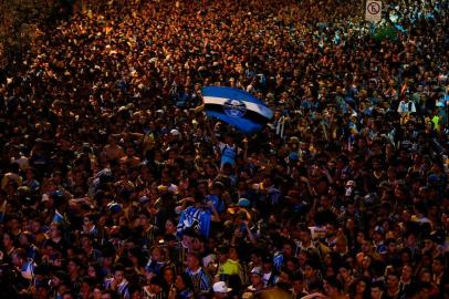  

PORTO ALEGRE, RS, BRASIL 07/12/2016 - Torcedores do Grêmio lotam a Goethe e comemoram o título da Copa do Brasil. O Grêmio recebe o Atlético-MG, na noite desta quarta-feira na Arena, no jogo de volta da decisão da Copa do Brasil. (FOTO:ANDERSON FETTER /AGÊNCIA RBS).