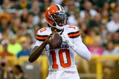 Cleveland Browns v Green Bay PackersGREEN BAY, WI - AUGUST 12: Robert Griffin #10 of the Cleveland Browns drops back to pass in the first quarter against the Green Bay Packers at Lambeau Field on August 12, 2016 in Green Bay, Wisconsin.   Dylan Buell/Getty Images/AFPEditoria: SPOLocal: Green BayIndexador: Dylan BuellSecao: American FootballFonte: GETTY IMAGES NORTH AMERICAFotógrafo: STR