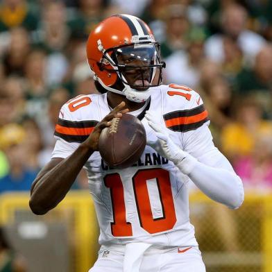 Cleveland Browns v Green Bay PackersGREEN BAY, WI - AUGUST 12: Robert Griffin #10 of the Cleveland Browns drops back to pass in the first quarter against the Green Bay Packers at Lambeau Field on August 12, 2016 in Green Bay, Wisconsin.   Dylan Buell/Getty Images/AFPEditoria: SPOLocal: Green BayIndexador: Dylan BuellSecao: American FootballFonte: GETTY IMAGES NORTH AMERICAFotógrafo: STR