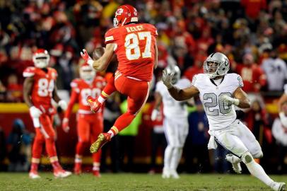 Oakland Raiders v Kansas City Chiefs

KANSAS CITY, MO - DECEMBER 08: Tight end Travis Kelce #87 of the Kansas City Chiefs makes a catch as strong safety Nate Allen #20 of the Oakland Raiders defends during the game at Arrowhead Stadium on December 8, 2016 in Kansas City, Missouri.   Jamie Squire/Getty Images/AFP

Editoria: SPO
Local: Kansas City
Indexador: JAMIE SQUIRE
Secao: American Football
Fonte: GETTY IMAGES NORTH AMERICA
Fotógrafo: STF