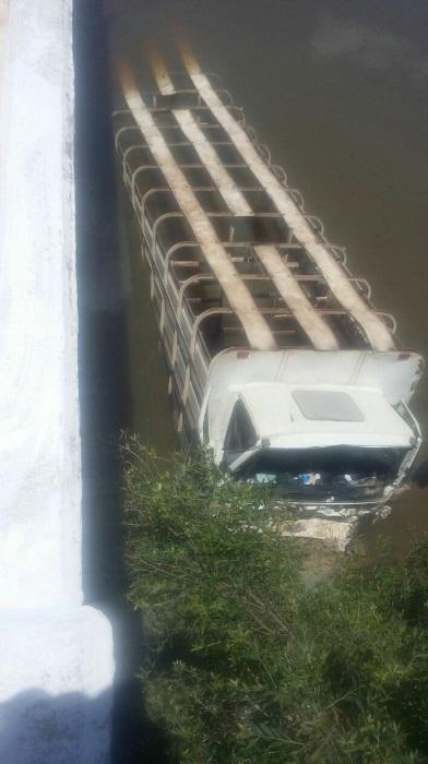 Caminhão bate em ponte cai em arroio Cachoeira do Sul