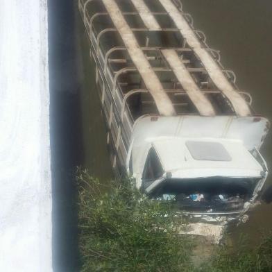 Caminhão bate em ponte cai em arroio Cachoeira do Sul