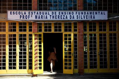  PORTO ALEGRE, RS, BRASIL, 10-11-2016.  Escola publica EEEF PROFª MARIA THEREZA DA SILVEIRA  de Porto Alegre foi proibida de receber novos alunos. Na foto:  Fátima Schiaffino (Professora do 1º) (FOTO: ANDERSON FETTER/AGÊNCIA RBS)Indexador: Anderson Fetter