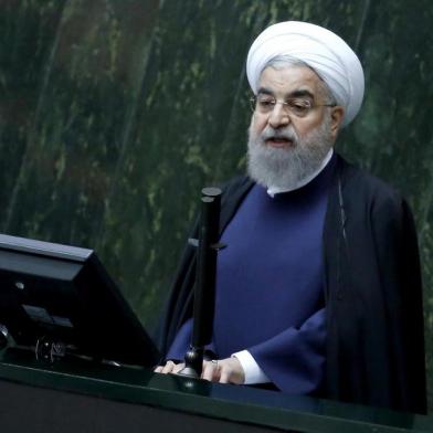 O presidente iraniano Hasan Rohani ordenou, nesta terça-feira, o início dos trabalhos de concepção de navios com propulsão nuclear, em reação ao prolongamento das sanções americanas por outros dez anos, informou a televisão estatal.Rohani, que classificou a renovação das sanções de violação do acordo nuclear, determinou que o chefe da Organização de Energia atônica (OIEA) iraniana planeje a concepção e a produção de motores de propulsão nuclear para transporte marítimo.