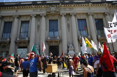  PORTO ALEGRE, RS, BRASIL 13/12/2016 - Várias categorias de servidores protestam em frente à Praça da Matriz. (FOTO: ANDERSON FETTER/AGÊNCIA RBS).