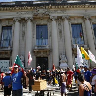  PORTO ALEGRE, RS, BRASIL 13/12/2016 - Várias categorias de servidores protestam em frente à Praça da Matriz. (FOTO: ANDERSON FETTER/AGÊNCIA RBS).