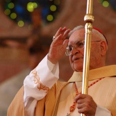 ordenação feita pelo Dom Paulo Evaristo Arns do frei Leonardo Ulrich Steiner, primeiro bispo ordenado por Blumenau, na Catedral São Paulo Apóstolo. prefeito joão paulo estava presente na cerimonia. Fonte: BD JSC