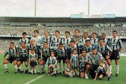 CRÉDITO: Guaracy Andrade - Agência RBSGrêmio x Portuguesa - Decisão do Campeonato Brasileiro de 1996.Foto posada da equipe do Grêmio Bicampeão do Brasileirão de 1996.Da esquerda p/ direita, de pé: Arce, Danrlei, Dinho, Rivarola, Mauro Galvão, Murilo, João Antônio, Rodrigo Grau, Roger e Luciano. Agachados: André Silva, Aílton, Paulo Nunes, Goiano, Émerson, Carlos Miguel, Zé Alcino e Afonso.ENVELOPE: 182924#Fotógrafo: Guaracy Andrade