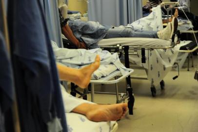  CAXIAS DO SUL, RS, BRASIL, 14/12/2016. A superlotação do pronto-socorro do Hospital Pompéia chegou ao ápice. Por volta das 15h de quarta-feira, 21 pacientes seguiam em macas ou em poltronas por falta de leitos. Na foto, setor de Emergência. (Porthus Junior/Pioneiro)