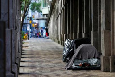  PORTO ALEGRE, RS, BRASIL, 15-12-2016. Moradores de rua do Viaduto Otávio Rocha são removidos das marquises do viaduto. O local amanheceu, nesta quinta (15),  com poucos moradores e ou seus pertences, como colchões, carrinhos de supermercado e barracas. (FOTO: ANDERSON FETTER/AGÊNCIA RBS)Indexador: Anderson Fetter