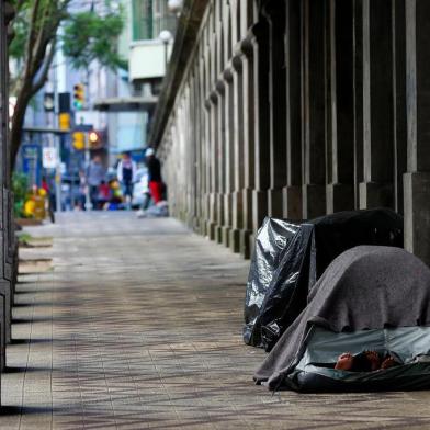  PORTO ALEGRE, RS, BRASIL, 15-12-2016. Moradores de rua do Viaduto Otávio Rocha são removidos das marquises do viaduto. O local amanheceu, nesta quinta (15),  com poucos moradores e ou seus pertences, como colchões, carrinhos de supermercado e barracas. (FOTO: ANDERSON FETTER/AGÊNCIA RBS)Indexador: Anderson Fetter