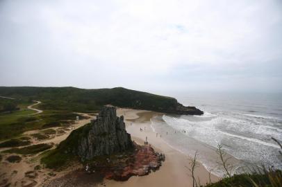  TORRES, RS, BRASIL - Vistas gerais da Praia da Guarita.