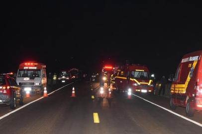  Um ônibus de turismo argentino saiu da pista e capotou em um barranco, na madrugada desta sexta-feira, na BR-285 em São Miguel das Missões. Segundo informações da Polícia Rodoviária Federal (PRF), três pessoas morreram até o momento.