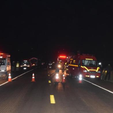  Um ônibus de turismo argentino saiu da pista e capotou em um barranco, na madrugada desta sexta-feira, na BR-285 em São Miguel das Missões. Segundo informações da Polícia Rodoviária Federal (PRF), três pessoas morreram até o momento.