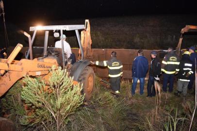  Um ônibus de turismo argentino saiu da pista e capotou em um barranco, na madrugada desta sexta-feira, na BR-285 em São Miguel das Missões. Segundo informações da Polícia Rodoviária Federal (PRF), três pessoas morreram até o momento.