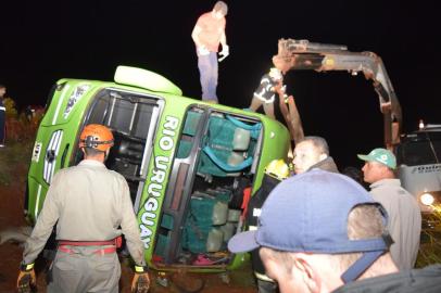  Um ônibus de turismo argentino saiu da pista e capotou em um barranco, na madrugada desta sexta-feira, na BR-285 em São Miguel das Missões. Segundo informações da Polícia Rodoviária Federal (PRF), três pessoas morreram até o momento.