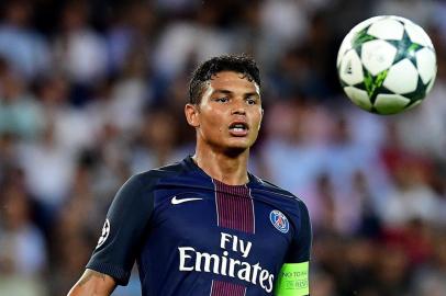 Paris Saint-Germain's Brazilian defender Thiago Silva eyes the ball  during the UEFA Champions League Group A football match between Paris-Saint-Germain vs Arsenal FC, on September 13, 2016 at the Parc des Princes stadium in Paris.  / AFP PHOTO / FRANCK FIFE