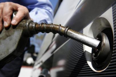  PORTO ALEGRE, RS, BRASIL 30/09/2015 - Aumento da Gasolina. A gasolina comum chegou ao valor de R$3,59 no Posto Ipiranga localizado na Av. Juca Batista, 2271, bairro Rubem Berta em PoA. (FOTO: ADRIANA FRANCIOSI, AGÊNCIA RBS).