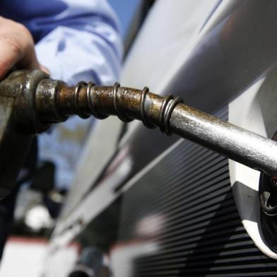  PORTO ALEGRE, RS, BRASIL 30/09/2015 - Aumento da Gasolina. A gasolina comum chegou ao valor de R$3,59 no Posto Ipiranga localizado na Av. Juca Batista, 2271, bairro Rubem Berta em PoA. (FOTO: ADRIANA FRANCIOSI, AGÊNCIA RBS).