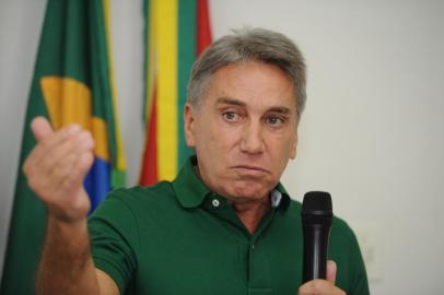  CAXIAS DO SUL, RS, BRASIL, 09/04/2016. Palestra do ex-governador Germano Rigotto organizada pelo PMDB Jovem, na sede do partido, em Caxias. (Porthus Junior/Pioneiro)