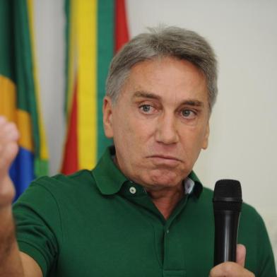  CAXIAS DO SUL, RS, BRASIL, 09/04/2016. Palestra do ex-governador Germano Rigotto organizada pelo PMDB Jovem, na sede do partido, em Caxias. (Porthus Junior/Pioneiro)