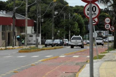  CAXIAS DO SUL, RS, BRASIL, 08/12/2016 - Moradores de Forqueta pedem reforço na sinalização na ERS-122, na entrada para Forqueta. Há necessidade de uma sinaleira. Além disso, o Parquinho chama a atenção pela precariedade. A goleira está caída e a pista de skate tomada por água. A ciclovia, na rua principal do bairro, divide opiniões. Na Rua Alcides Lazzari, em Forqueta, eles reivindicam conclusão do calçamento da via. (Marcelo Casagrande/Agencia RBS)