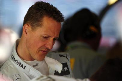  Mercedes'  German driver Michael Schumacher stands in the pits at the Circuit de Catalunya on May 11, 2012 in Montmelo on the outskirts of Barcelona during the first  practice session of the Spanish Formula One Grand Prix.  AFP PHOTO / DIMITAR DILKOFFEditoria: SPOLocal: MontmelóIndexador: DIMITAR DILKOFFSecao: Motor RacingFonte: AFPFotógrafo: STF