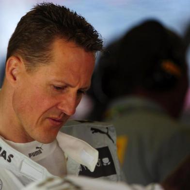  Mercedes  German driver Michael Schumacher stands in the pits at the Circuit de Catalunya on May 11, 2012 in Montmelo on the outskirts of Barcelona during the first  practice session of the Spanish Formula One Grand Prix.  AFP PHOTO / DIMITAR DILKOFFEditoria: SPOLocal: MontmelóIndexador: DIMITAR DILKOFFSecao: Motor RacingFonte: AFPFotógrafo: STF