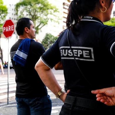  PORTO ALEGRE, RS, BRASIL, 19-12-2016. Tensão marca a segunda-feira de votação do pacote de reforma administrativa proposto pelo governador José Ivo Sartori. Servidores da Susepe decidem entrar em greve. Paralisação da categoria foi iniciada às 18h desta segunda-feira. (FOTO: ANDERSON FETTER/AGÊNCIA RBS)Indexador: Anderson Fetter