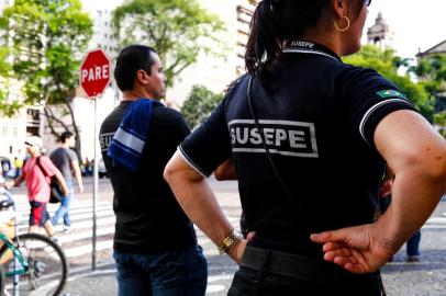  PORTO ALEGRE, RS, BRASIL, 19-12-2016. Tensão marca a segunda-feira de votação do pacote de reforma administrativa proposto pelo governador José Ivo Sartori. Servidores da Susepe decidem entrar em greve. Paralisação da categoria foi iniciada às 18h desta segunda-feira. (FOTO: ANDERSON FETTER/AGÊNCIA RBS)Indexador: Anderson Fetter