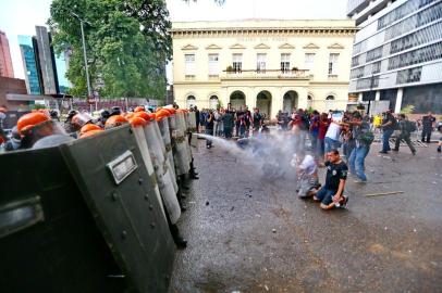 PORTOALEGRE, RS, BRASIL 19/12/2016 - Tropa de choque da Brigada Militar e manifestantes entram em confronto em frente à Assembleia Legislativa. (FOTO: LAURO ALVES/AGÊNCIA RBS).